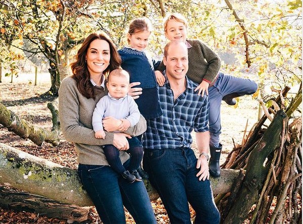A duquesa Kate Middleton e o Príncipe William com os três filhos: os príncipes Louis e George e a princesa Charlotte (Foto: Instagram)
