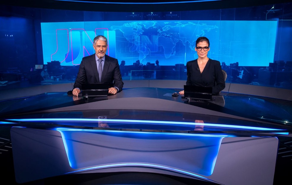 William Bonner e Renata Vasconcellos na bancada do Jornal Nacional — Foto: João Cotta/Globo