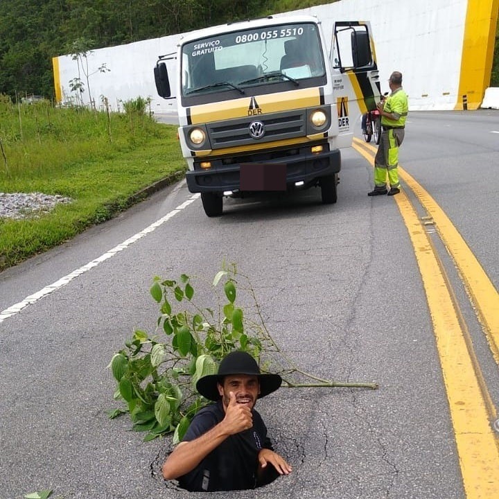 Homem Tatu Entra Em Buraco Na Rodovia Mogi Bertioga Para Alertar Motoristas VÍdeo City Roma 7276