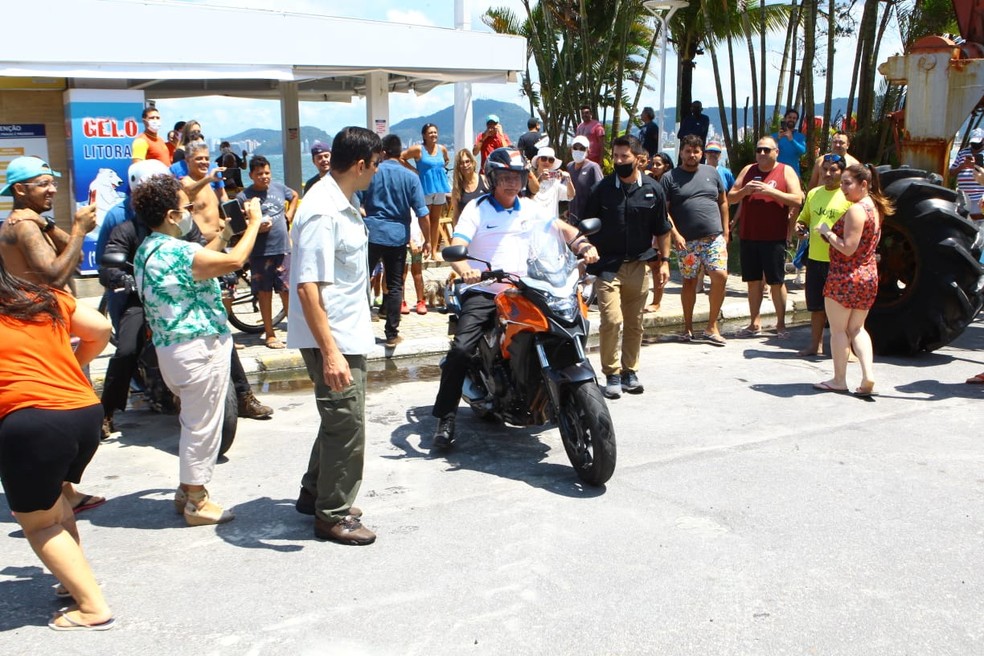 Presidente Jair Bolsonaro passeou de moto pelas ruas de Guarujá, SP — Foto: Alexander Ferraz/Jornal A Tribuna