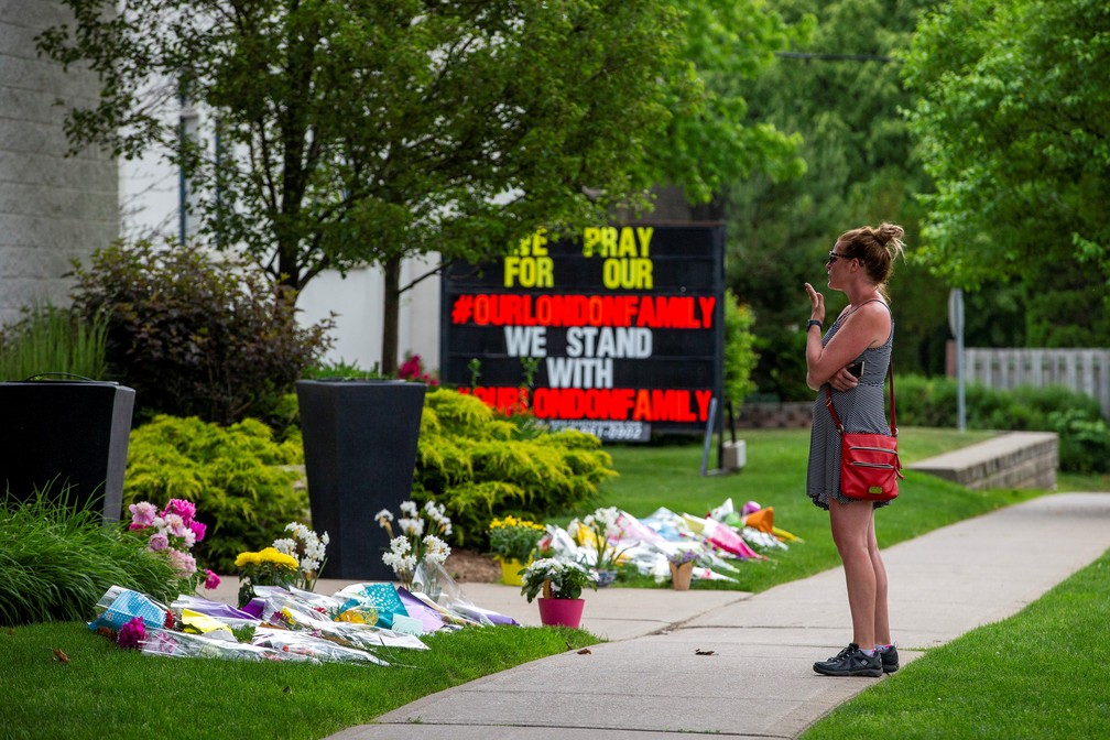 Mulher presta homenagem a família muçulmana morta durante atentado de extremista no Canadá em foto de 8 de junho de 2021 — Foto: Carlos Osorio/Reuters