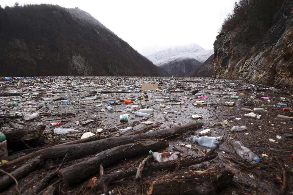 Resíduos flutuando no rio Drina perto de Visegrad, Bósnia, sexta-feira, 20 de janeiro de 2023. — Foto: AP Photo/Armin Durgut