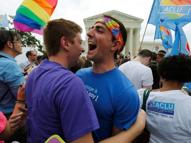 Defensores do casamento gay comemoram em frente à Suprema Corte em Washington, nos EUA, após aprovação do casamento de casais do mesmo sexo pela constituição. Com o resultado o casamento será legalizado em todos os 50 estados (Foto: Jim Bourg/Reuters)