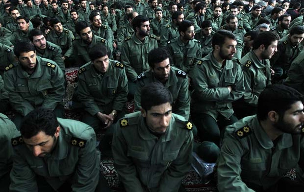 Membros da Guarda Revolucionária iraniana participam de celebração ligada ao aniversário da Revolução Islâmica em 2016 — Foto: AP 