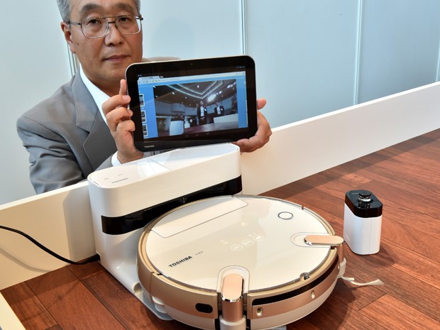 Aspirador vem com câmera de segurança e transmite imagens para smartphones, tablets ou PCs (Foto: Yoshikazu Tsuno/AFP)
