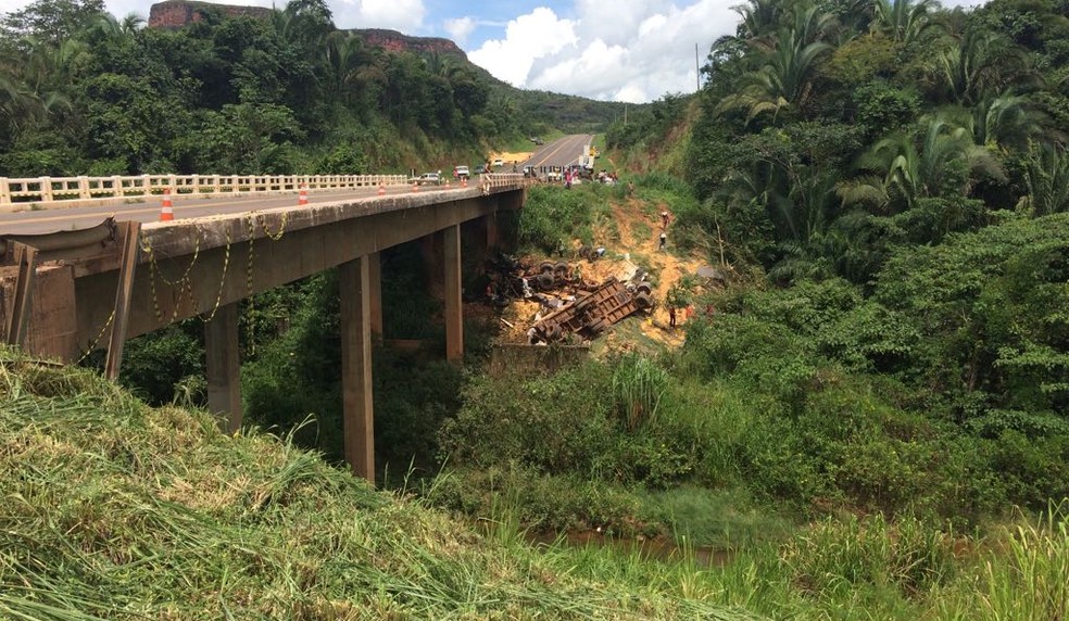 Carreta caiu de ponte de cerca de 30 metros de altura, em rodovia em Poxoru (Foto: Mrcio Falco/TVCA)