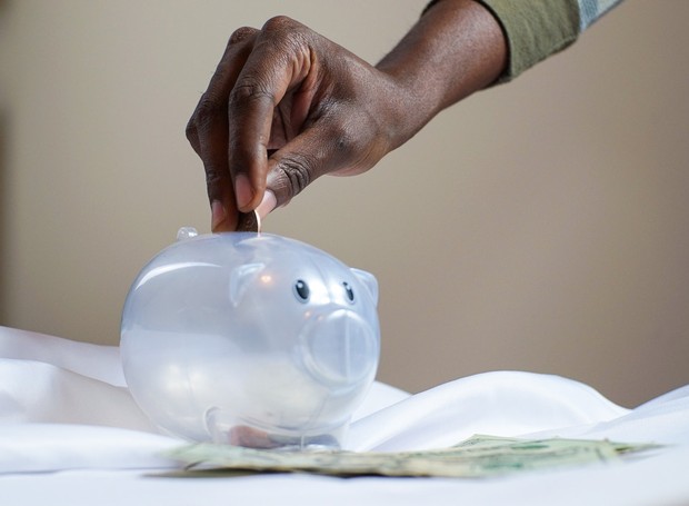 A youtuber Nath Finanças recomenda economizar e guardar uma quantia de dinheiro por mês (Foto: Joslyn Pickens/Pexels)