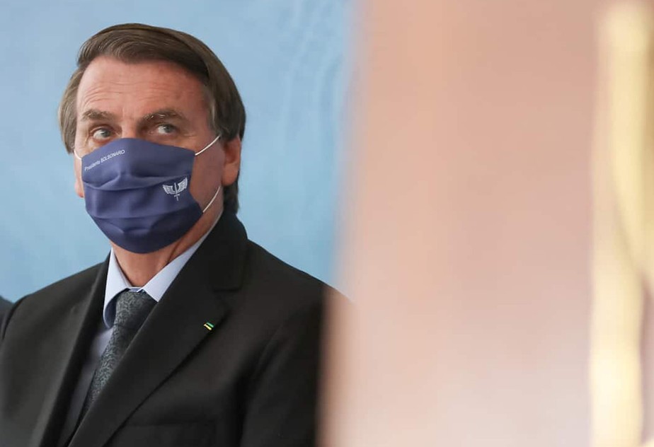 Bolsonaro é convencido a usar máscara