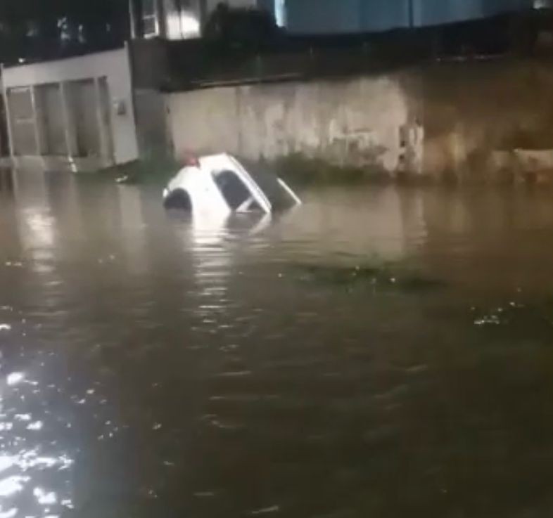 Carro cai em canal coberto por água em Jaboatão e motorista é resgatado por moradores