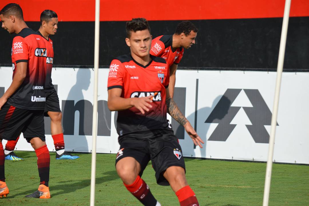 Mascarenhas, lateral do Fluminense que foi emprestado ao Atlético-GO em 2018