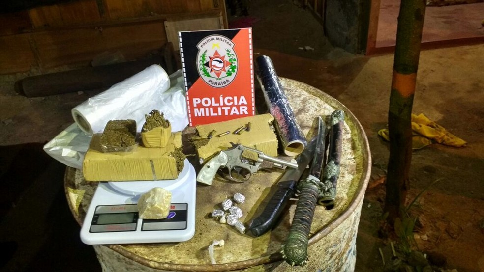 Armas e drogas foram apreendidas pela Polícia Militar durante 23ª edição da Operação Impacto (Foto: Wagner Varela/Polícia Militar da Paraíba)