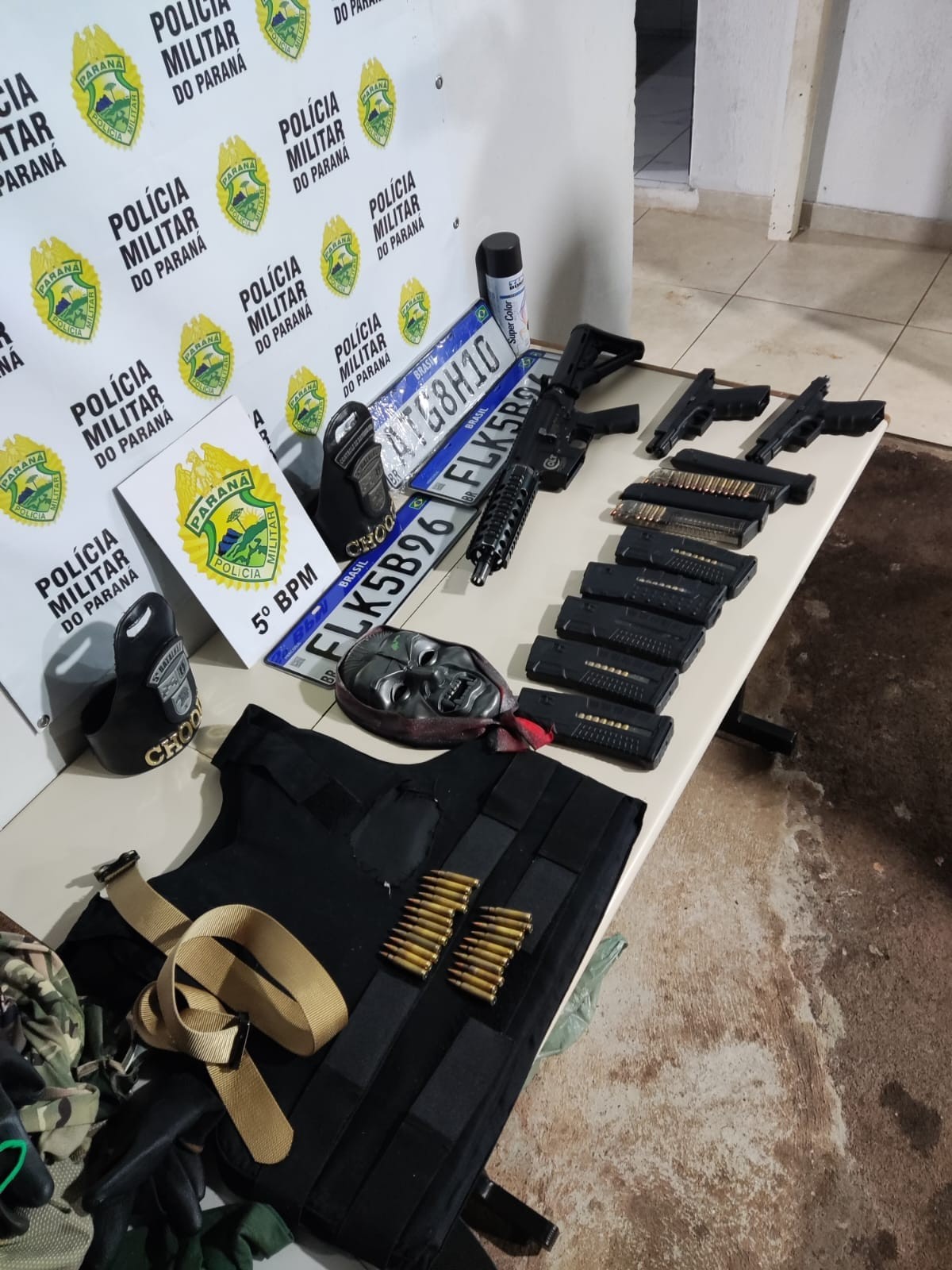 Polícia prende três suspeitos de terem assassinado a tiros de fuzil um jovem em frente de condomínio onde morava, em Maringá