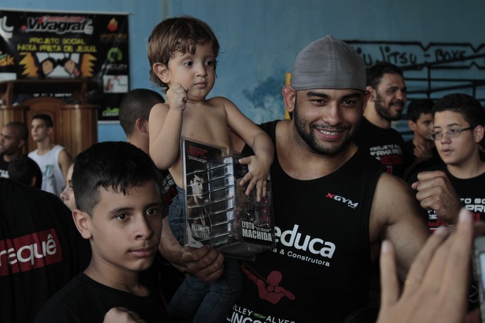 Warlley Alves Dia das Crianças UFC Faixa Preta de Jesus (Foto: Adriano Albuquerque) Warlley Alves Dia das Crianças UFC Faixa Preta de Jesus (Foto: Adriano Albuquerque)