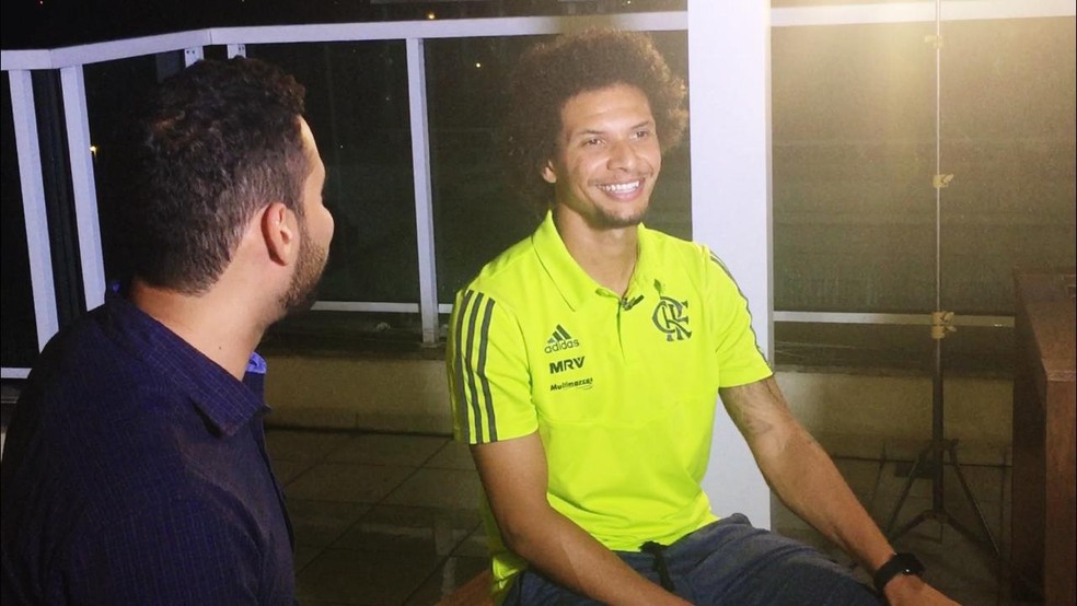 Feliz da vida, Ar&atilde;o recebeu a equipe do Globo Esporte em sua casa durante a folga &mdash; Foto: Thiago Lima