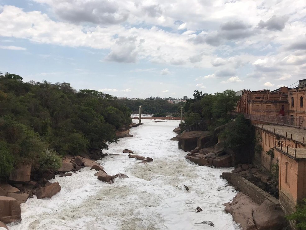 Espuma que aparece no rio é resultado da grande quantidade de poluentes na água — Foto: Mayara Corrêa/TV TEM