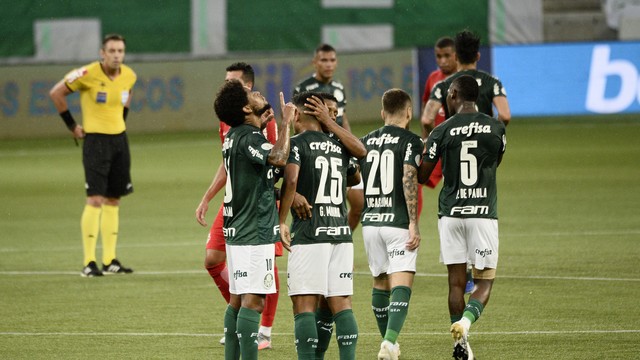 Palmeiras suporta pressão, vence Bragantino e segue perto do G4