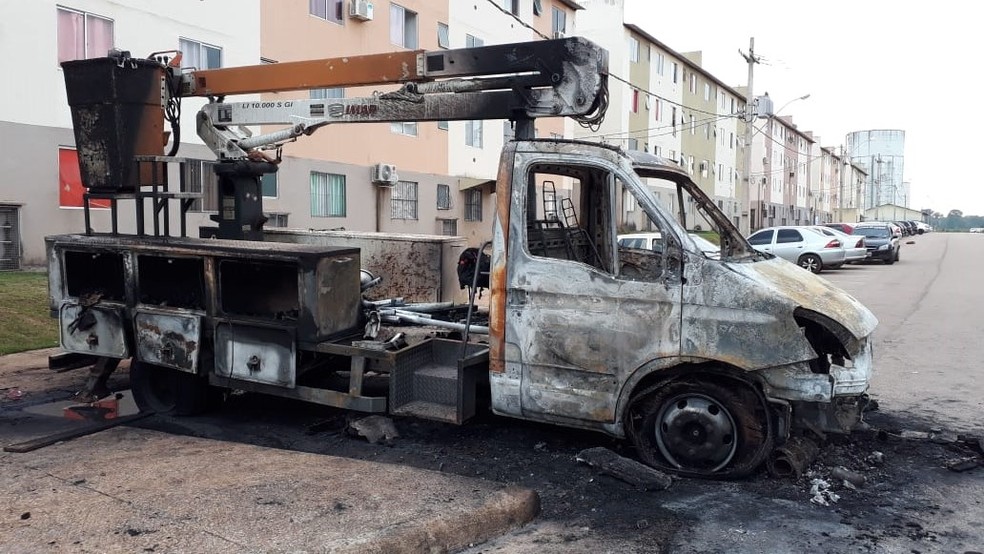 Caminhão da prefeitura foi incendiado, no conjunto residencial Orgulho do Madeira, em Porto Velho.  — Foto: Iule Vargas/ Rede Amazônica 