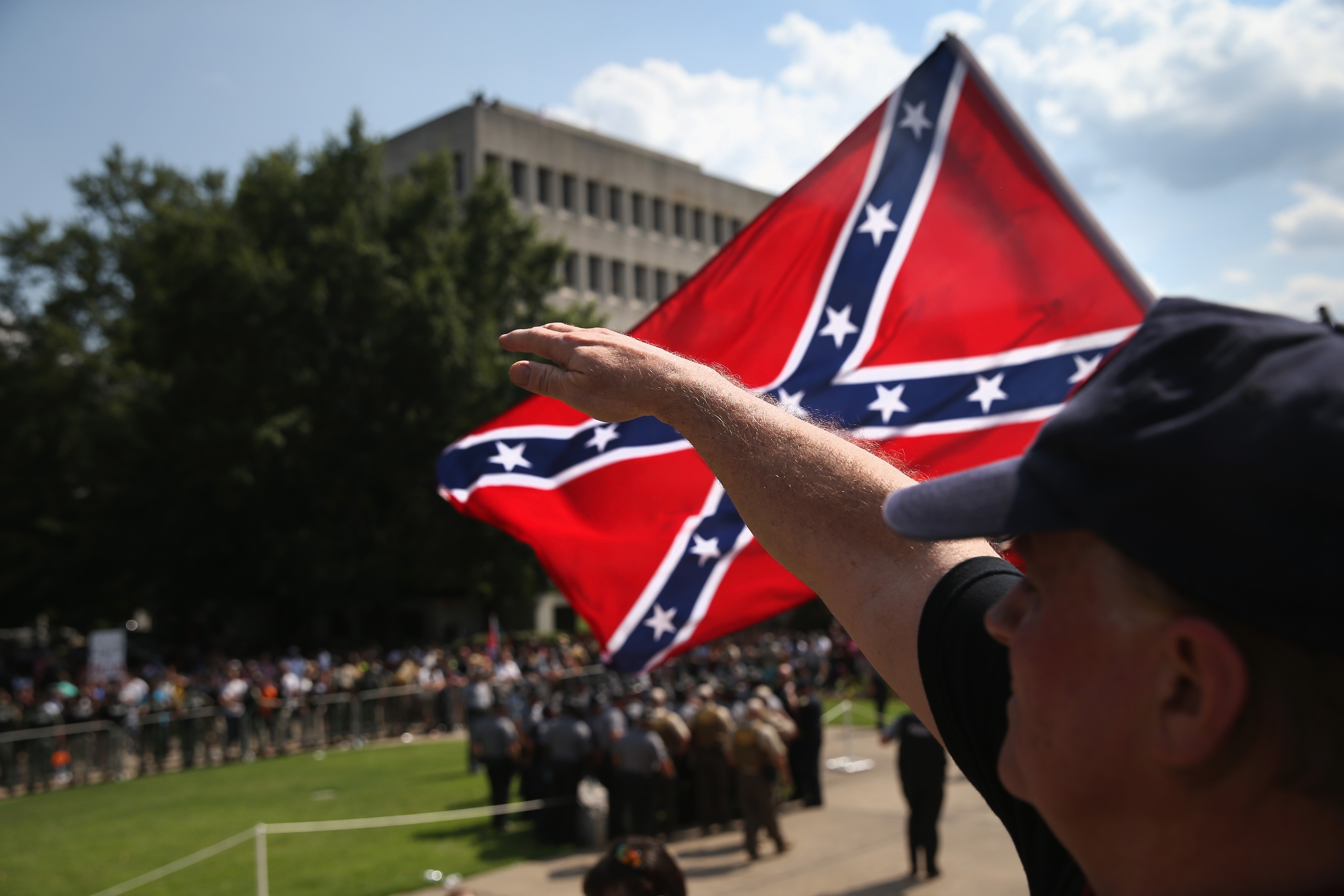 Membro da Ku Klux Klan faz sudação nazista  (Foto: John Moore/Getty Images)
