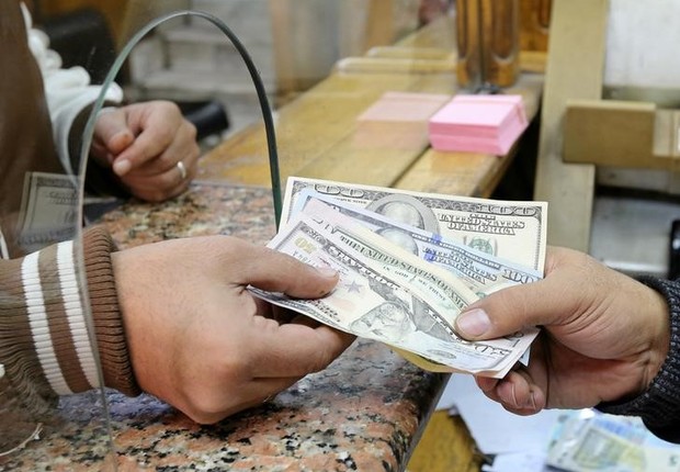 Cliente troca notas de dólar em casa de câmbio (Foto: Mohamed Abd El Ghany/Reuters)
