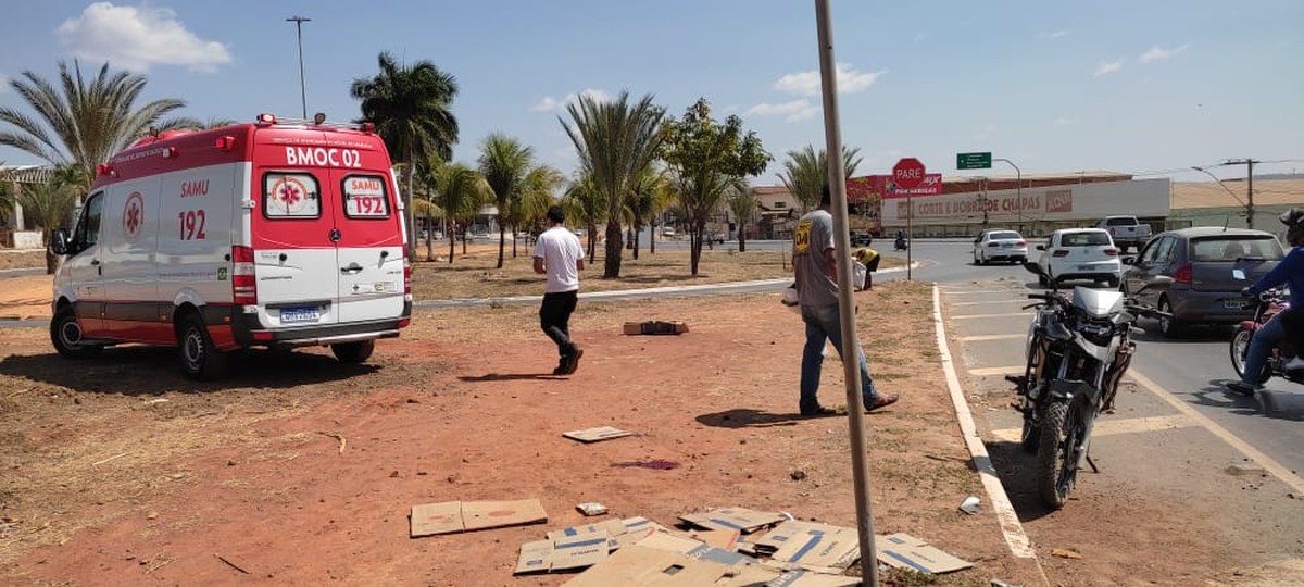 Motociclista fica ferido após perder o controle da direção e bater em placa de sinalização em Montes Claros