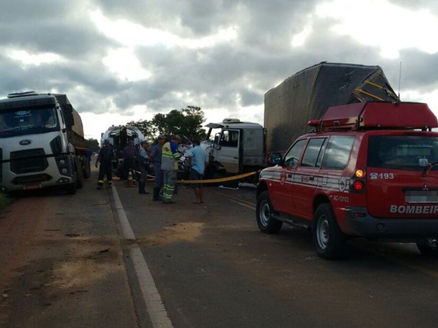 Acidente envolveu uma caminhonete e um caminhão (Foto: Reprodução/TV TEM)