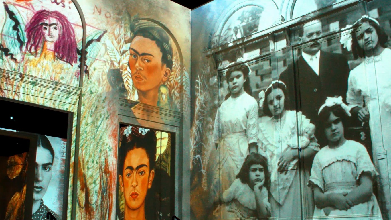 Além das obras e de retratos de Frida, registros familiares também são mostrados na exposição  (Foto: Reprodução / Immersive Frida Kahlo)