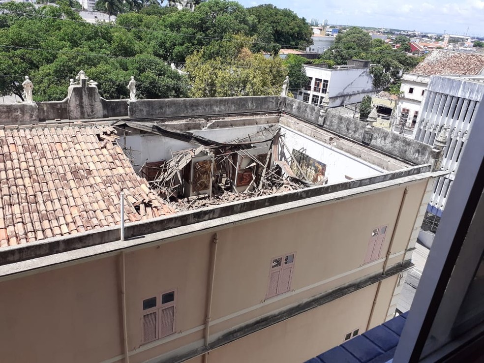 Parte do teto do museu Pierre Chalita desabou no centro de Maceió — Foto: Rafael Cassiano/Arquivo pessoal