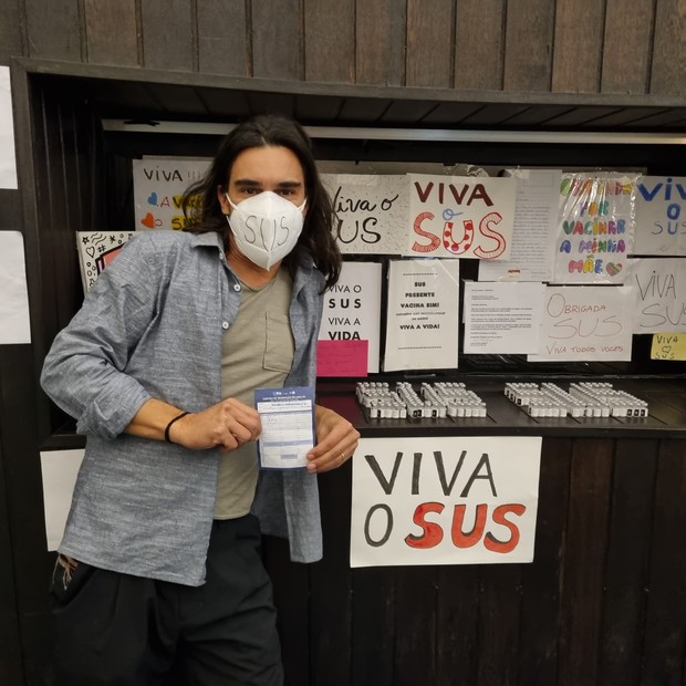 André Gonçalves se manifesta em defesa ao SUS em posto de vacinação do Rio (Foto: Daniel Delmiro/AgNews)