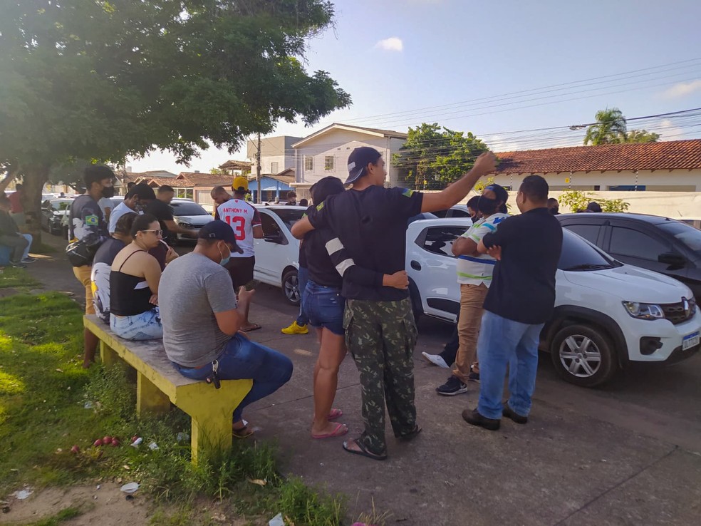 Concentração para a manifestação ocorreu em uma praça da Zona Sul de Macapá — Foto: Núbia Pacheco/G1