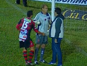 Nelinho dá patolada em Fernando Leal, do Oeste (Foto: Reprodução SporTV)