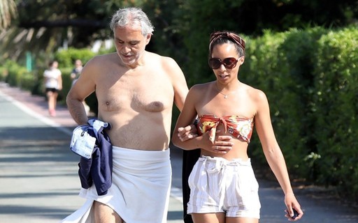 Andrea Bocelli é clicado bem à vontade, só de toalha, na Itália