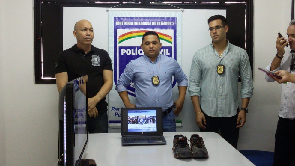 Delegados mostram par de tênis e desfecho da investigação em coletiva nesta terça (05) — Foto: Aracely Romão/ TV Grande Rio