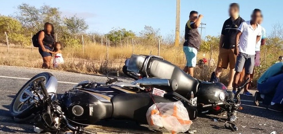 Duas motos bateram na rodovia CE-166 em Senador Pompeu deixando um condutor morto â€” Foto: ReproduÃ§Ã£o