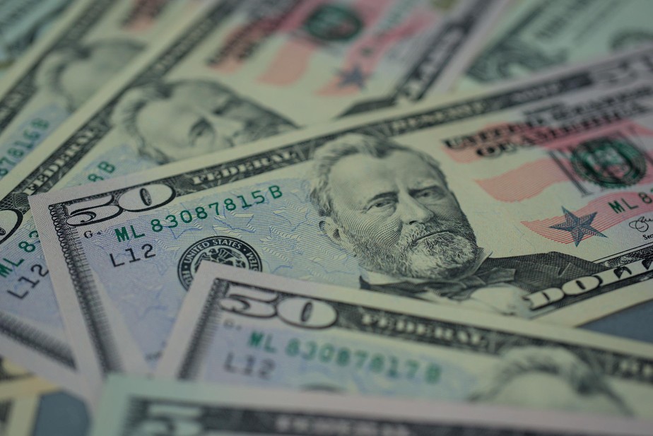 Dólar tem alta moderada de olho em questão fiscal