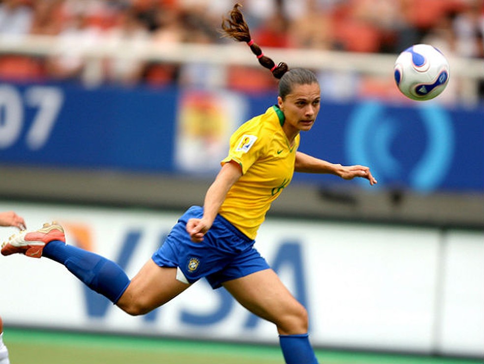 Simone Jatobá atuou pela Seleção Brasileira de Futebol na conquista de duas medalhas de prata: Copa do Mundo de 2007 e Olimpíadas em Pequim, em 2008 — Foto: Agência/EFE
