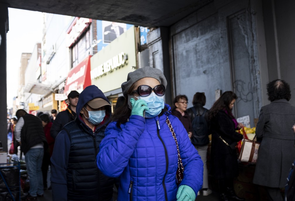 Pedestres usam máscara no bairro do Queens, na cidade de Nova Iorque, nos Estados Unidos, em meio à pandemia de coronavírus — Foto: Johannes Eisele / AFP
