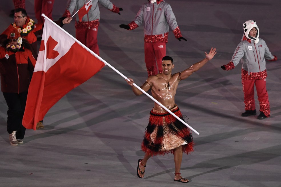 Pita Taufatofua com traje típico de Tonga na cerimônia de abertura dos Jogos Olímpicos de Inverno em PyeongChang — Foto: ARIS MESSINIS / AFP