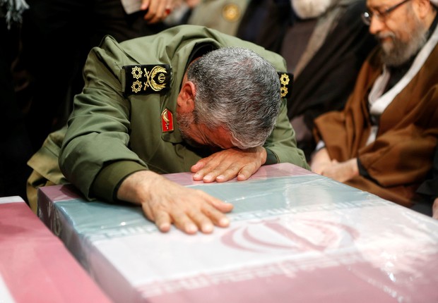 Esmail Qaani chora durante o funeral de Qasem Soleimani (Foto: Handout/Iranian Leader Press Office via Getty Images)