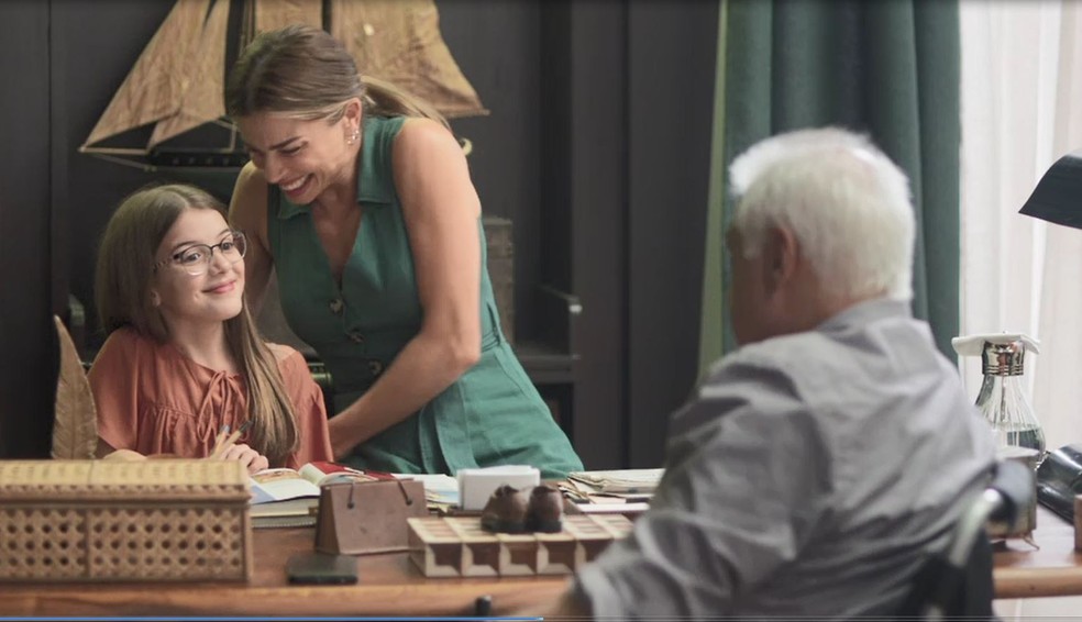 Sofia (Valentina Vieira) diz para Paloma (Grazi Massafera) aceitar o vestido oferecido pelo avô — Foto: Globo