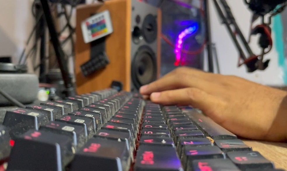Em seu quarto, Isac possui microfone, câmera, computador e monitores para editar os vídeos — Foto: Reprodução EPTV