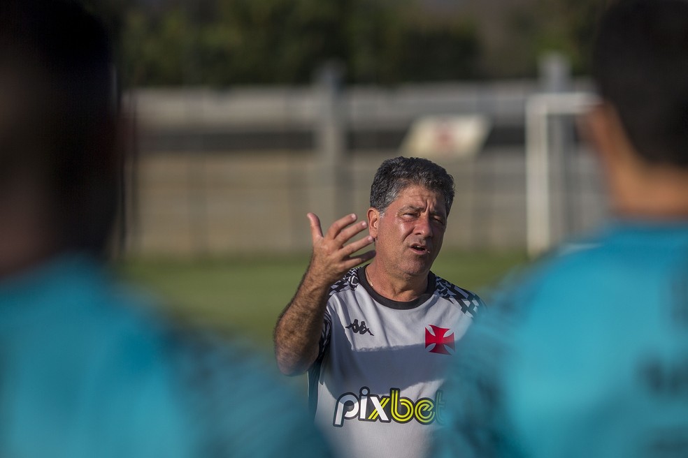 Emílio Faro deve seguir no comando do Vasco pelo menos até a próxima semana — Foto: Daniel Ramalho/CRVG