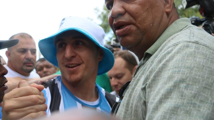 C. Rodríguez é recebido com festa da torcida do Grêmio em Porto Alegre