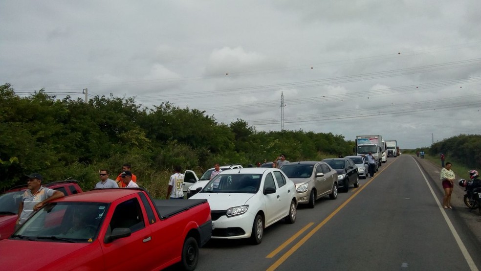 Filas se formaram na BR-406, em Ceará-Mirim, RN, após bloqueio realizado por manifestantes (Foto: Flank Willk da Silva )