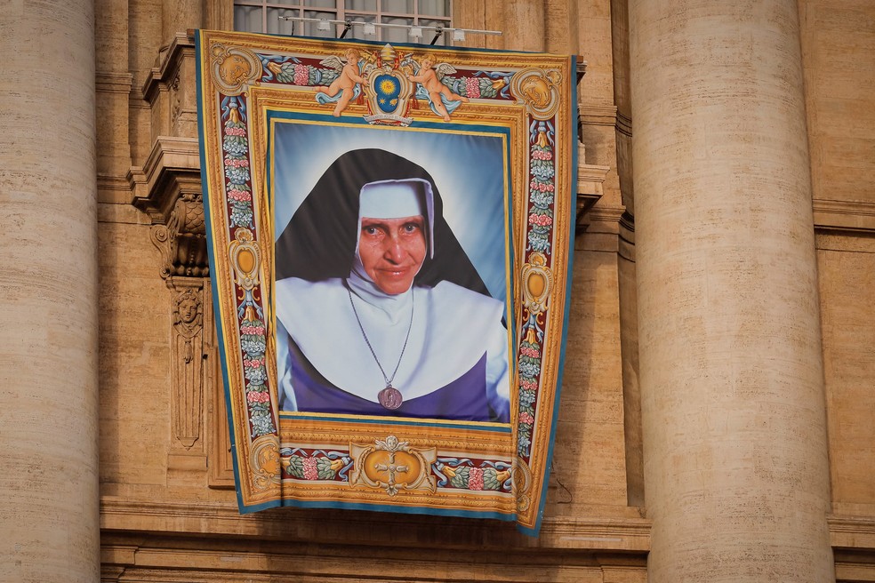 Tapeçaria com imagem da Irmã Dulce, a Santa Dulce dos Pobres, na Praça de São Pedro, no Vaticano — Foto: Bruno Batista/VPR