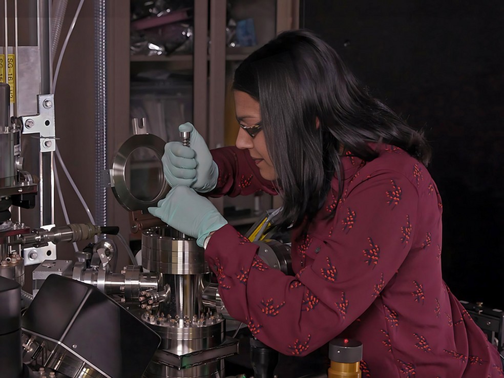 A química Sandra Taylor carrega uma amostra em um instrumento de tomografia por sonda atômica — Foto: Eric Francavilla | Pacific Northwest National Laboratory