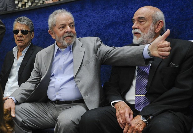 Da galeria, o ex-presidente Luiz Inácio Lula da Silva e o cantor Chico Buarque acompanham sessão de julgamento do impeachment (Foto: Marcos Oliveira/Agência Senado)