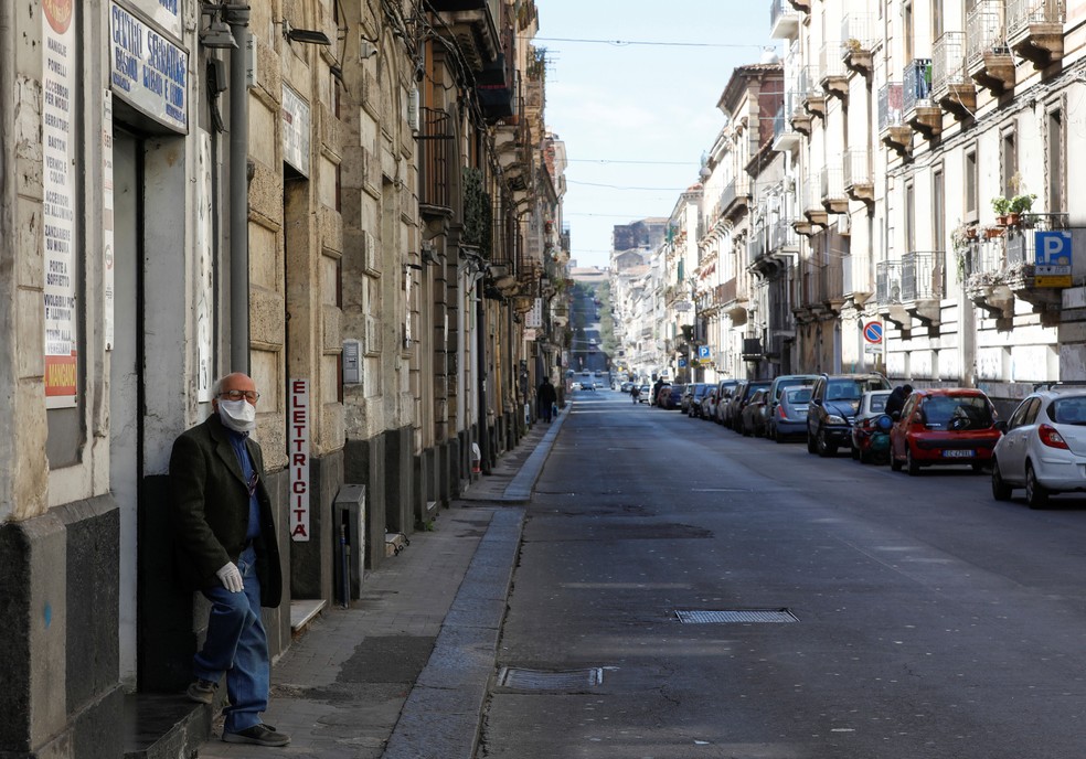 Homem com máscara é fotografado em rua vazia em Catania, na Itália, neste sábado (14)  — Foto: Antonio Parrinello/ Reuters