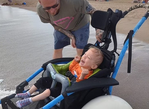 Joey, que tem paralisia cerebral, se divertiu no mar, pela primeira vez (Foto: Reprodução/ Daily Mail)