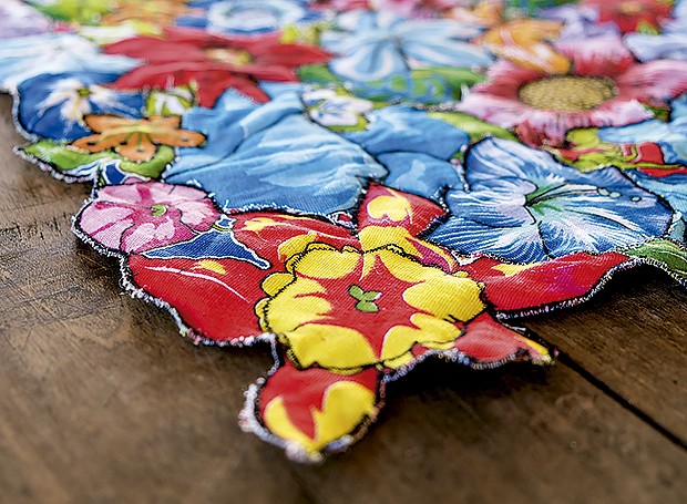 Patchwork: as flores presentes na estampa de chita são recortadas, uma a uma, e depois costuradas para formar o trabalho no caminho de mesa (Foto: Fabio Antonio Ronaldo/ Editora Globo)