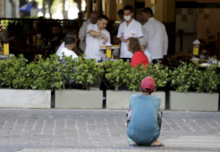 Morador de rua espera por restos de comida na frente de um restaurante, na Cinelândia, no Centro do Rio; fome; pobreza (Foto: Domingos Peixoto / Agência O Globo)
